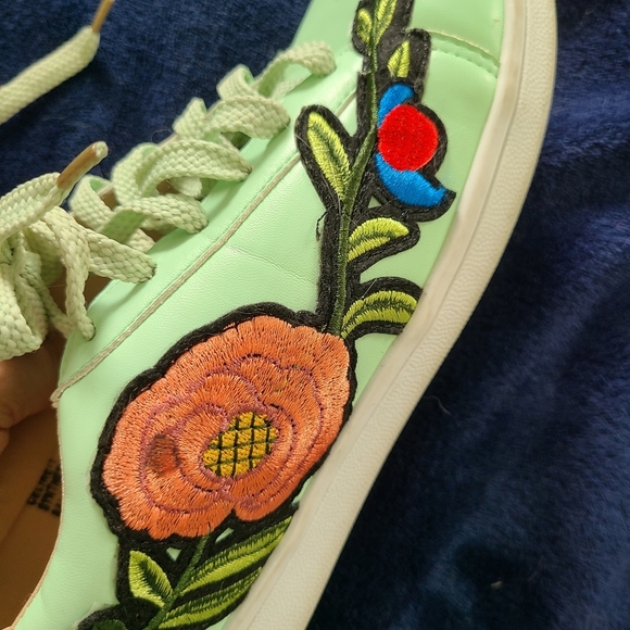 Very Cute Chase And Chloe Size 7 Fashion Sneakers - Picture 4 of 12